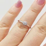 Fehér arany gyűrű gyémánttal