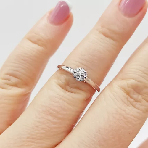 Fehér arany gyűrű gyémánttal