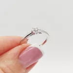 Fehér arany gyűrű gyémánttal