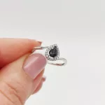 Fehér arany gyűrű gyémánttal és zafírral