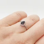 Fehér arany gyűrű gyémánttal és zafírral