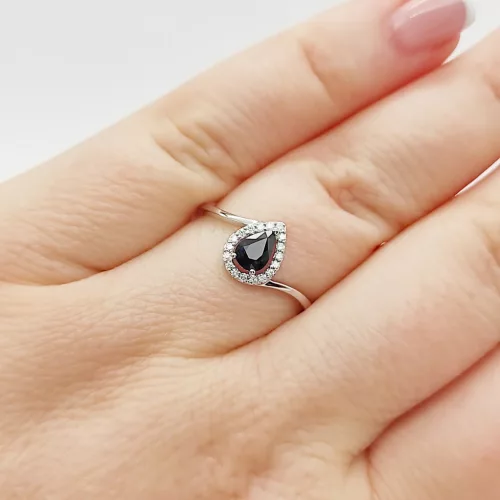 Fehér arany gyűrű gyémánttal és zafírral