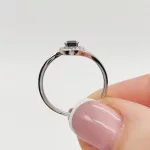 Fehér arany gyűrű gyémánttal és zafírral