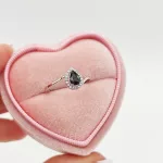 Fehér arany gyűrű gyémánttal és zafírral