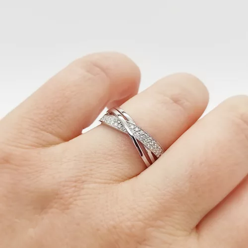 Fehér arany gyűrű gyémánttal