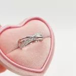 Fehér arany gyűrű gyémánttal