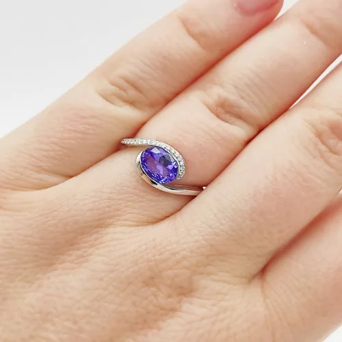 Fehér arany gyűrű gyémánttal és tanzanittal