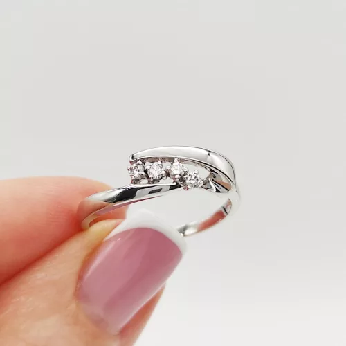 Fehér arany gyűrű gyémánttal