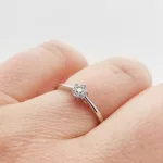 Fehér arany gyűrű gyémánttal