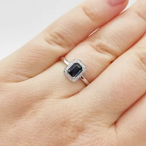 Fehér arany gyűrű gyémánttal és zafírral