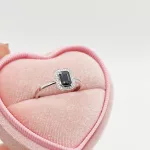 Fehér arany gyűrű gyémánttal és zafírral