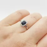 Fehér arany gyűrű gyémánttal és zafírral