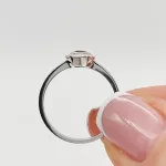 Fehér arany gyűrű gyémánttal és zafírral