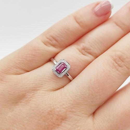 Fehér arany gyűrű gyémánttal és pink zafírral