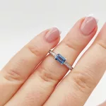 Fehér arany gyűrű gyémánttal és london blue topázzal