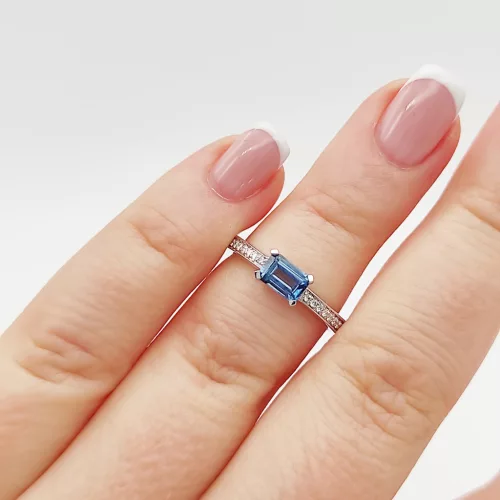 Fehér arany gyűrű gyémánttal és london blue topázzal