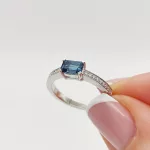 Fehér arany gyűrű gyémánttal és london blue topázzal