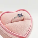 Fehér arany gyűrű gyémánttal és london blue topázzal