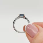 Fehér arany gyűrű gyémánttal és london blue topázzal