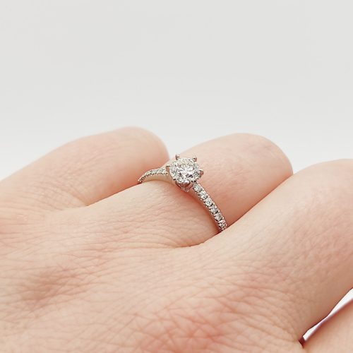 18 karátos fehér arany gyűrű gyémánttal