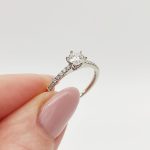 18 karátos fehér arany gyűrű gyémánttal