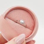 18 karátos fehér arany gyűrű gyémánttal