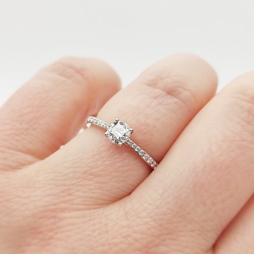 18 karátos fehér arany gyűrű gyémánttal