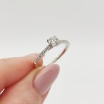 18 karátos fehér arany gyűrű gyémánttal