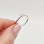 Fehér arany gyűrű gyémánttal