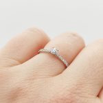 Fehér arany gyűrű gyémánttal