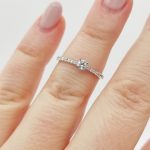 Fehér arany gyűrű gyémánttal