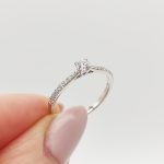 Fehér arany gyűrű gyémánttal