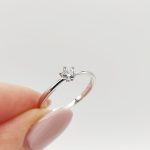 Fehér arany gyűrű gyémánttal