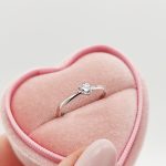 Fehér arany gyűrű gyémánttal