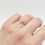 Fehér arany gyűrű gyémánttal