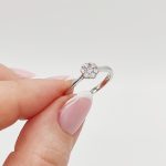 Fehér arany gyűrű gyémánttal