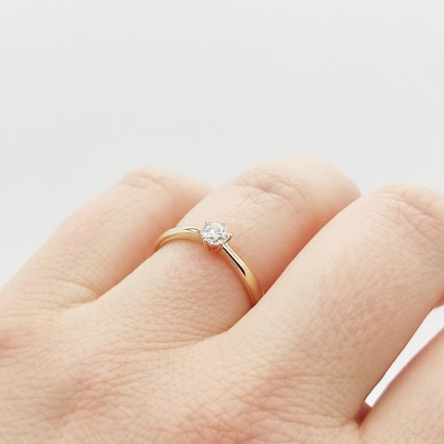 Sárga arany gyűrű gyémánttal