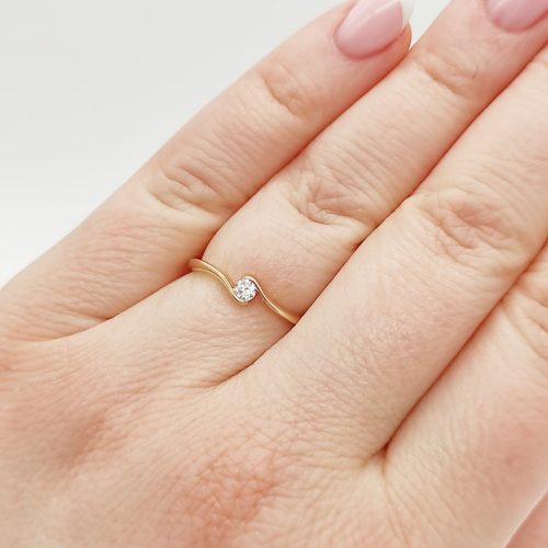 Sárga arany gyűrű gyémánttal