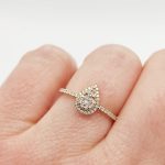 Sárga arany csepp alakú gyűrű gyémántokkal