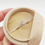 Sárga arany csepp alakú gyűrű gyémántokkal