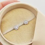 Fehér arany fülbevaló gyémánttal