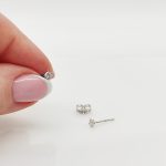 Fehér arany fülbevaló gyémánttal