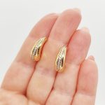 Sárga arany félkarika fülbevaló gyémánttal