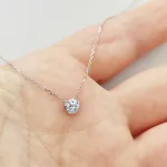 Fehér arany nyaklánc buttonos gyémánt medállal