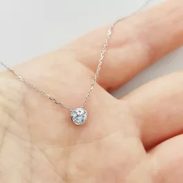Fehér arany nyaklánc buttonos gyémánt medállal