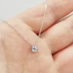 Fehér arany nyaklánc buttonos gyémánt medállal
