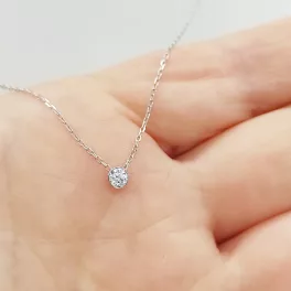 Fehér arany nyaklánc buttonos gyémánt medállal