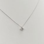 Fehér arany nyaklánc gyémánt medállal
