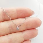 Fehér arany nyaklánc gyémánt medállal