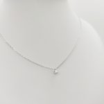 Fehér arany nyaklánc gyémánt medállal